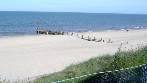 Photo "Hopton on Sea" by Jay Battersby (CC BY-SA) / Cropped from original