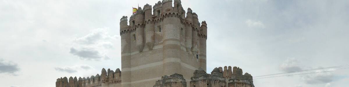 Photo "Castillo de Coca, Segovia." by Rowanwindwhistler (Creative Commons Attribution-Share Alike 3.0) / Cropped from original