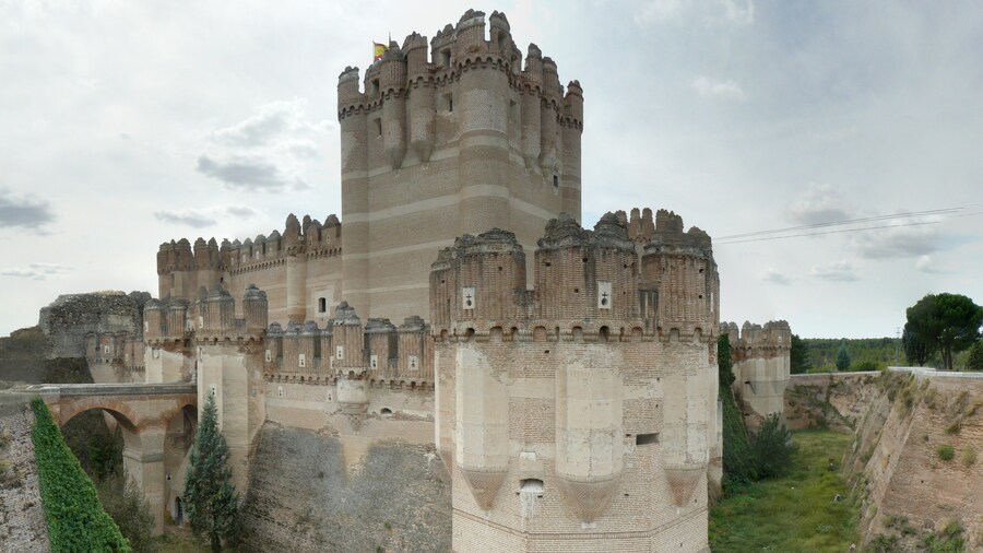 Photo "Castillo de Coca, Segovia." by Rowanwindwhistler (Creative Commons Attribution-Share Alike 3.0) / Cropped from original