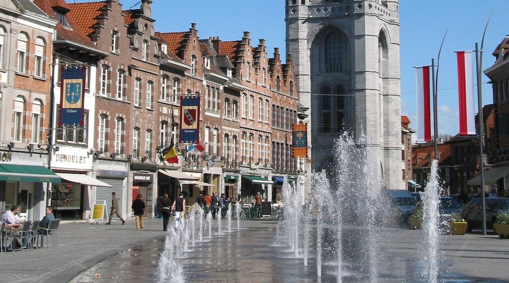 "Klocktornet i Tournai"-foto av Jean-Pol GRANDMONT (CC BY) / Urklipp från original