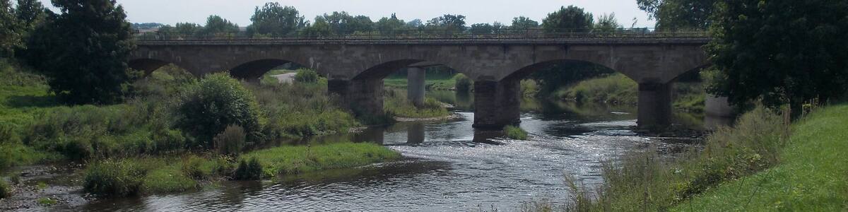 Photo "Bridge of the Leipzig-Gera railway line over the Weisse Elster in Bad Köstritz (Greiz district, Thuringia)" by Jwaller (Creative Commons Attribution-Share Alike 3.0) / Cropped from original