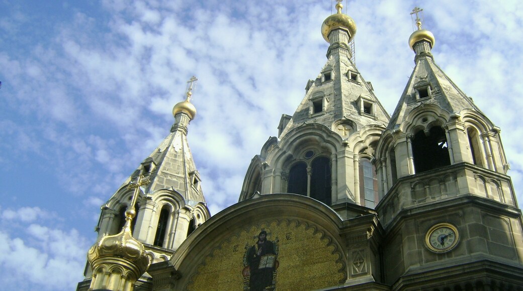 Foto “Catedral de Alejandro Nevski” tomada por Serein (CC BY-SA); recorte de la original