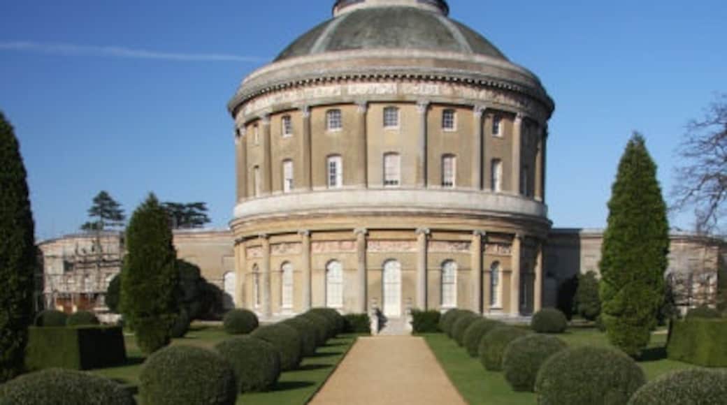Photo "Ickworth House" by Bob Jones (CC BY-SA) / Cropped from original