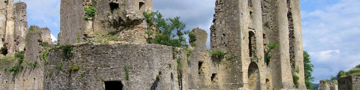 Photo "This building is classé au titre des Monuments Historiques. It is indexed in the Base Mérimée, a database of architectural heritage maintained by the French Ministry of Culture, under the reference PA00093800 ." by BastienM (Creative Commons Attribution-Share Alike 3.0) / Cropped from original