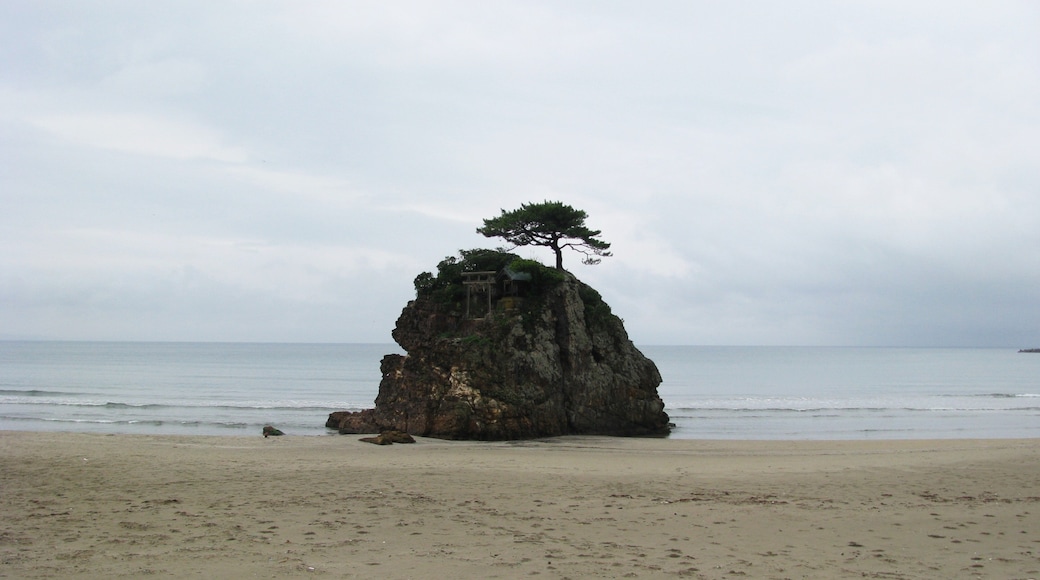 Photo "Inasa Beach" by Aimaimyi (CC BY-SA) / Cropped from original