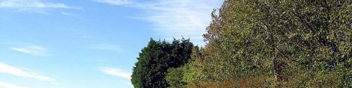 Photo "Footpath passing Embleton Old Hall" by Roger Smith (Creative Commons Attribution-Share Alike 2.0) / Cropped from original