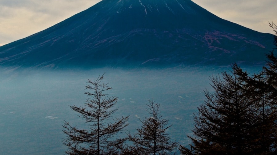 Photo "Mount Fuji viewed from Onigatake, photographed in the early morning, November 2008." by Syuzo Tsushima (Creative Commons Attribution 2.0) / Cropped from original
