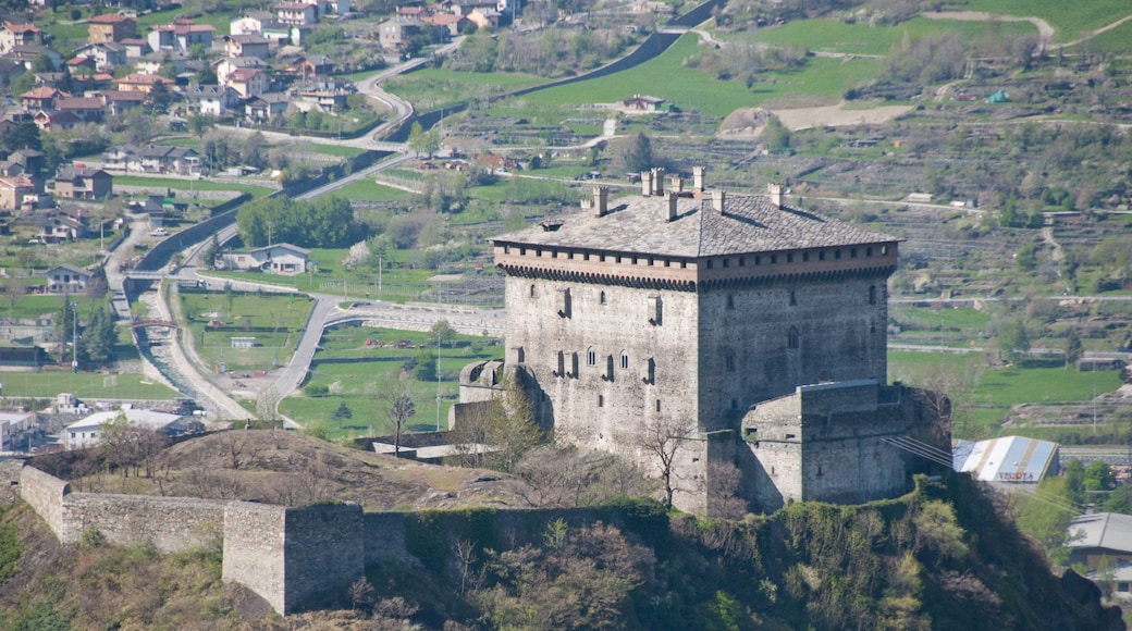 "Verres slott"-foto av Crivellari Giulio (page does not exist) (CC BY-SA) / Urklipp från original