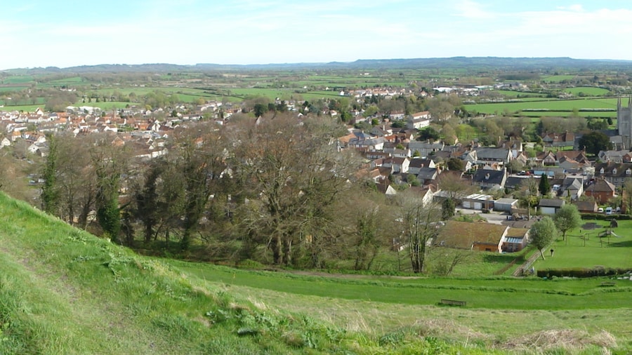 Photo "Panoramic view of Mere, Wiltshire, taken from Castle Hill in April 2011." by undefined (Creative Commons Zero, Public Domain Dedication) / Cropped from original