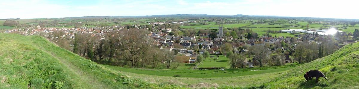 Photo "Panoramic view of Mere, Wiltshire, taken from Castle Hill in April 2011." by undefined (Creative Commons Zero, Public Domain Dedication) / Cropped from original