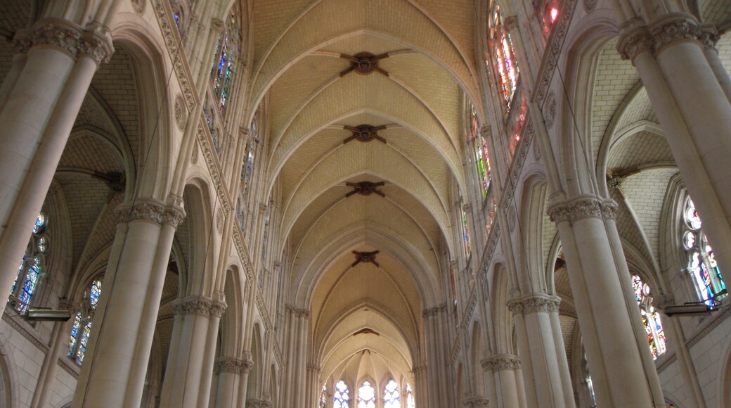 Ảnh "La Chapelle-Montligeon" của GO69 (CC BY-SA) / Cắt từ ảnh gốc