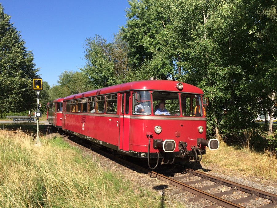 Schienenbusse der Passauer Eisenbahnfreunde auf der Ilztalbahn zwischen dem Bahnübergang Bahnhofstraße /Osterbachtal und dem Bahnhof Röhrnbach