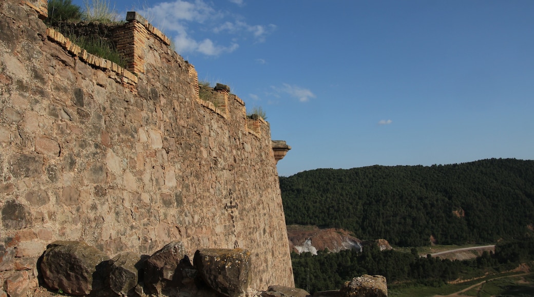 "Cardona fästning"-foto av Arnaugir (CC BY-SA) / Urklipp från original