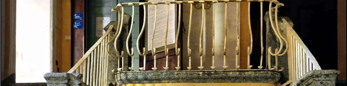 Photo "La scala di accesso (in piperno) al piano ammezzato di Villa Meola a Portici - Italia." by Vittorio Pandolfi (Creative Commons Attribution-Share Alike 2.0) / Cropped from original