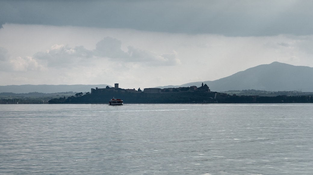 Foto "Isola Maggiore" di GiorgioGaleotti (CC BY) / Ritaglio dell’originale