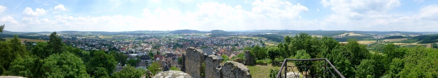 Panoramafoto von der Aussichtsplattform der Oberburg; Bildmitte in etwa Süden