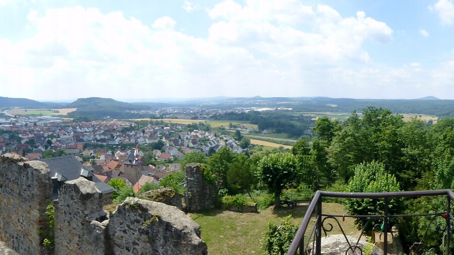 Photo "Panoramafoto von der Aussichtsplattform der Oberburg; Bildmitte in etwa Süden" by Muck50 (Creative Commons Attribution-Share Alike 4.0) / Cropped from original