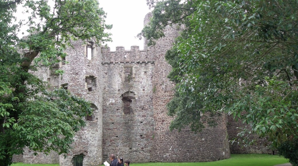 Photo "Laugharne Castle" by Peter Broster (CC BY) / Cropped from original