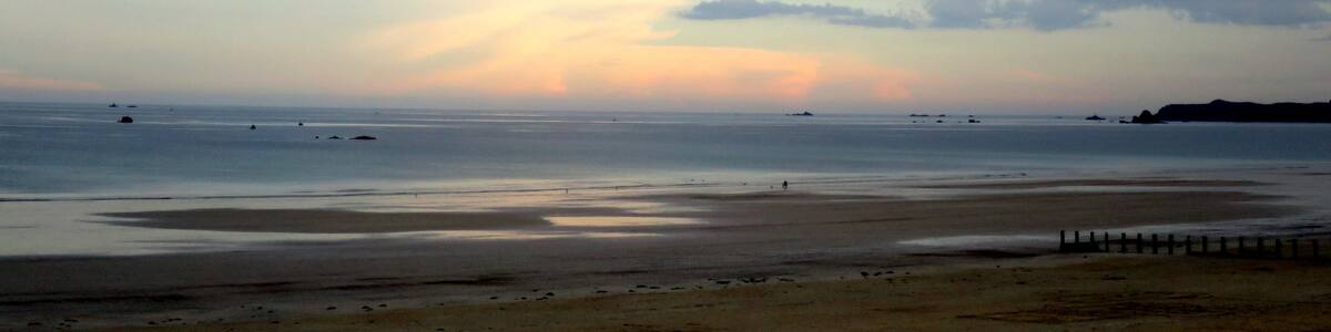 Photo "Storm brewing off St. Malo" by Art Anderson (Creative Commons Attribution-Share Alike 3.0) / Cropped from original