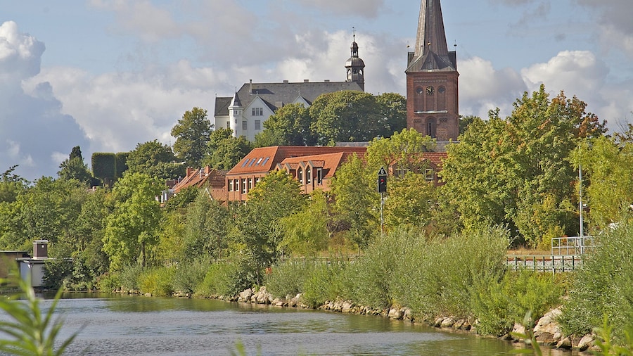 Photo "Plön - Nikolaikirche and Plön Castle: Plön is located in Holstein Switzerland (Schleswig-Hohlstein, Germany) surrounded by 11 inland lakes." by W. Bulach (page does not exist) (Creative Commons Attribution-Share Alike 4.0) / Cropped from original