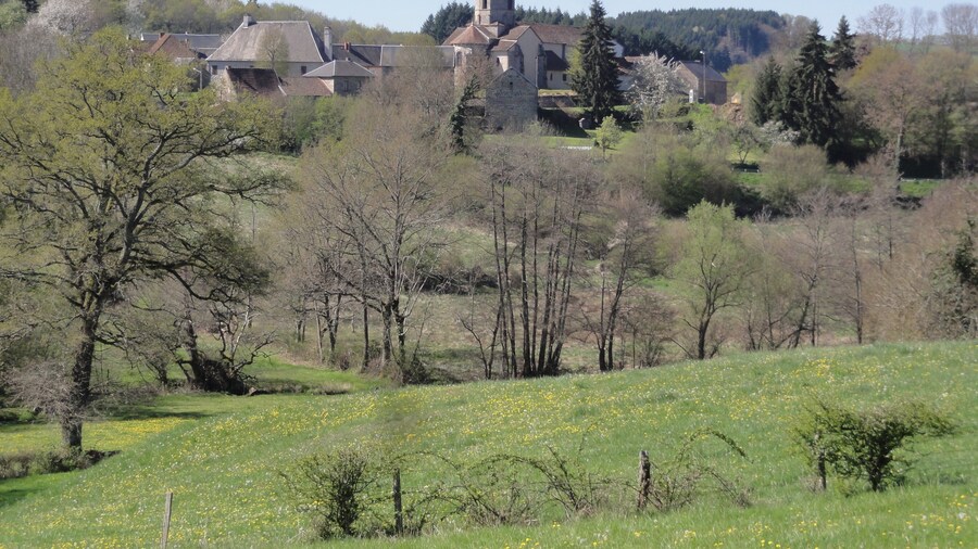 Photo "Vergheas (Puy-de-Dôme) vue sur le village" by undefined (Creative Commons Zero, Public Domain Dedication) / Cropped from original
