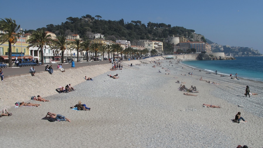Photo "Beach of Nice (Alpes-Maritimes, France)." by undefined () / Cropped from original