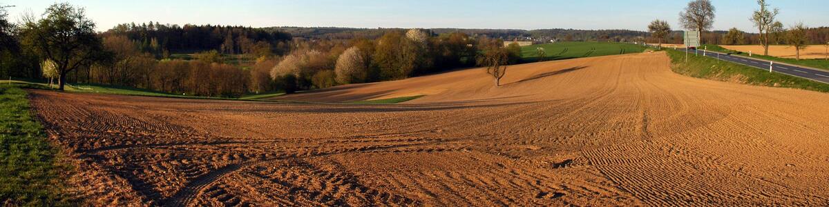 Photo "Kraichgau - Lobbach - Feld gepflügt" by Zwiadowca21 (Creative Commons Attribution-Share Alike 4.0) / Cropped from original