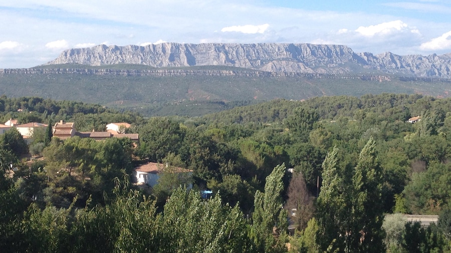 Photo "La sainte victoire" by Marie B. (Creative Commons Attribution 4.0) / Cropped from original