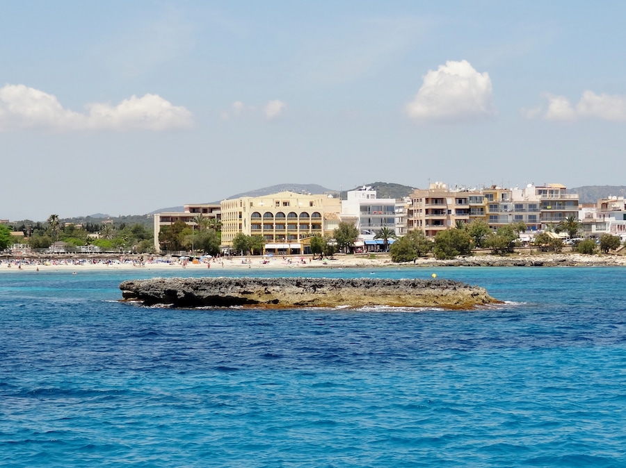 Insel vor der Cala Moreia in S’Illot in der Gemeinde Manacor, Mallorca, Spanien