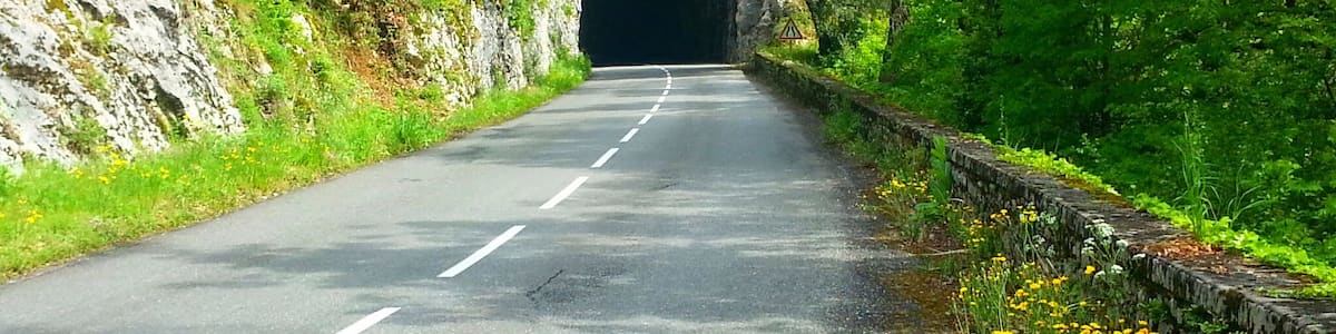 Photo "Tunnel dans la vallée du Lot" by Gilles Guillamot (Creative Commons Attribution-Share Alike 3.0) / Cropped from original
