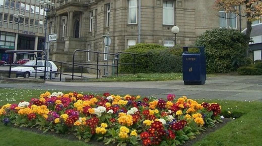 Photo "Dewsbury" by Stanley Walker (CC BY-SA) / Cropped from original