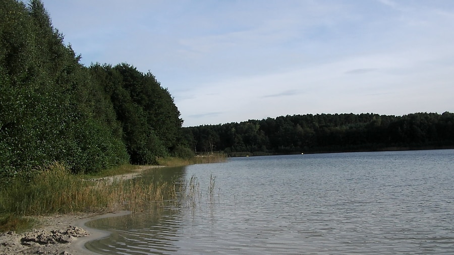 Photo ""Grosser Weisser See" near Wesenberg, view from the western shore." by Thilo Kühne (Creative Commons Attribution 3.0) / Cropped from original