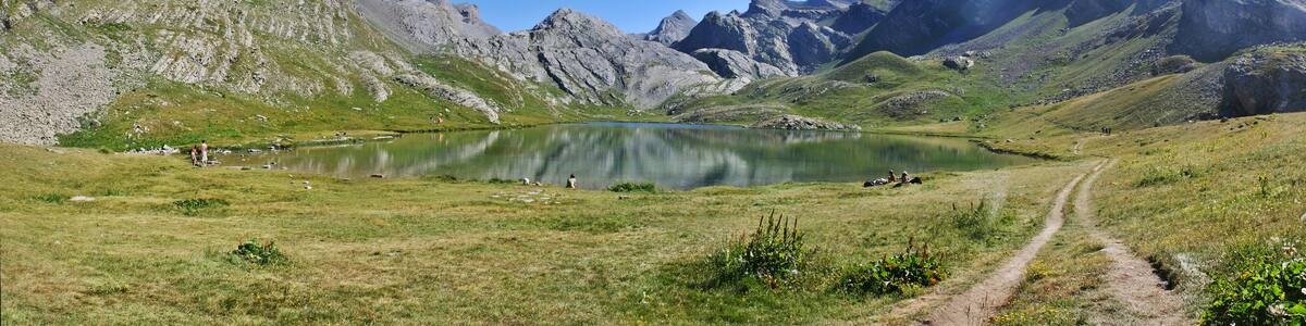 Photo "Lauzanier Lake. Alpes-de-Haute-Provence département, France." by Berrucomons (Creative Commons Attribution-Share Alike 3.0) / Cropped from original