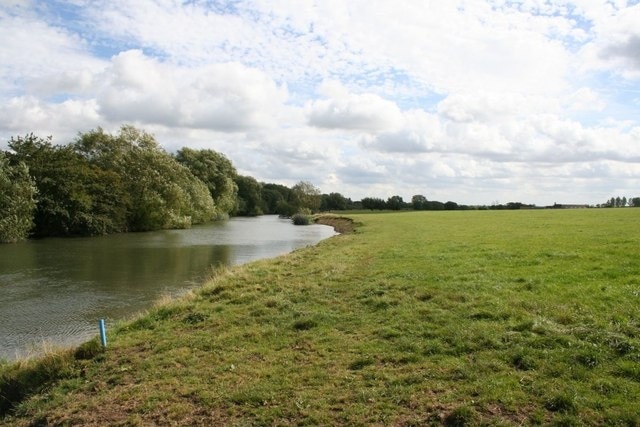 Newbridge in the distance. View down the River Thames towards Newbridge which is in the distance 386113