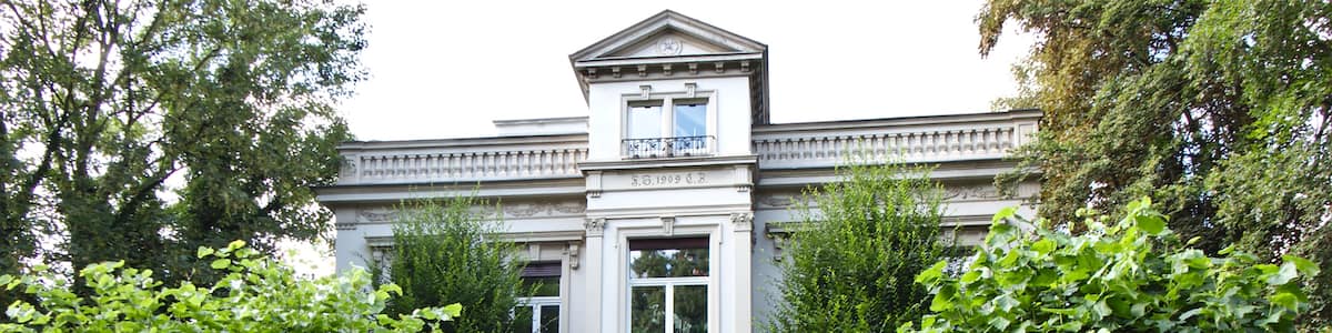 Photo "Denkmalgeschützte Villa, Barbarossastraße 25, Sinzig" by Cayzoo (page does not exist) (Creative Commons Attribution 4.0) / Cropped from original