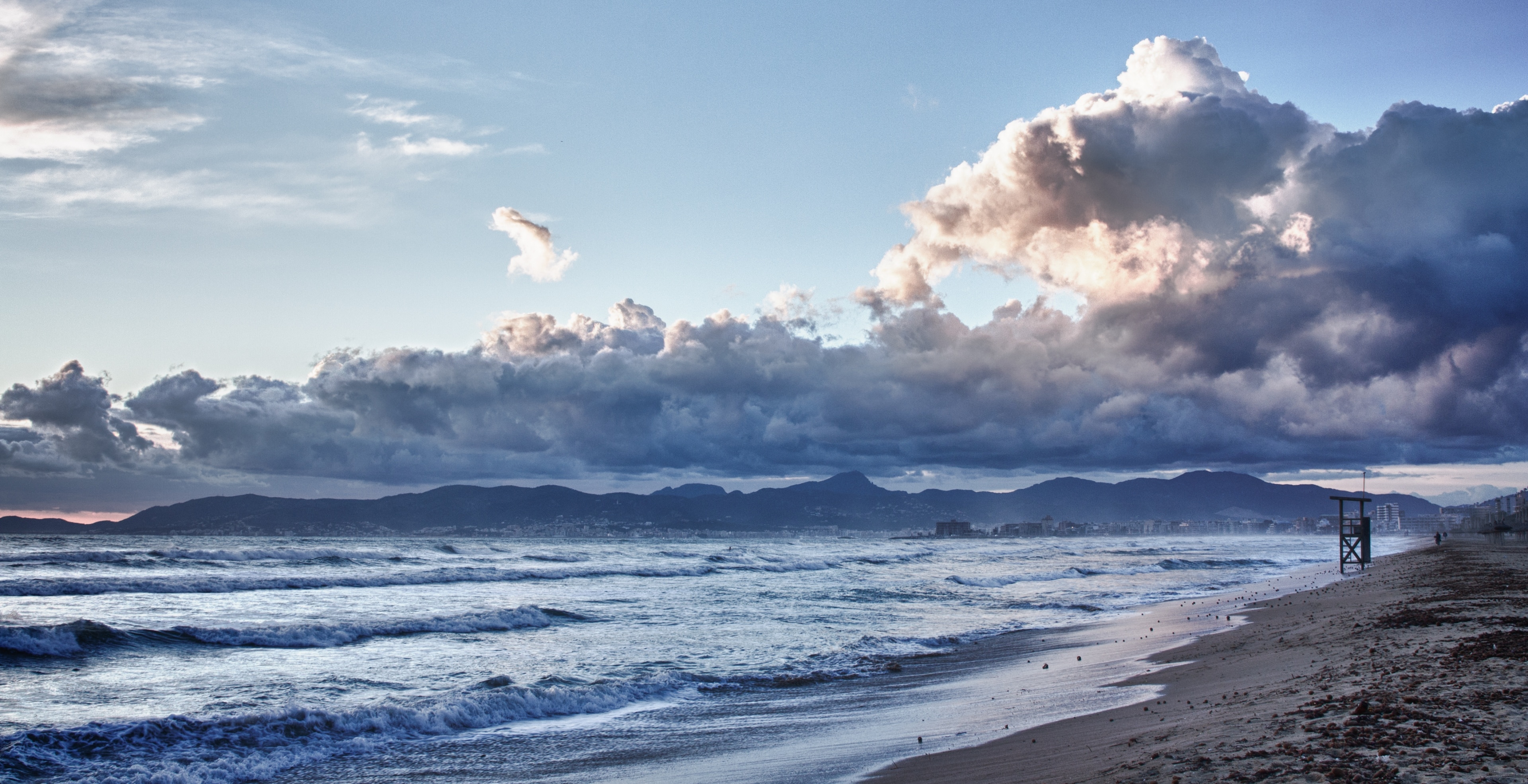 Photo "El Arenal Beach" by Andrés Nieto Porras (CC BY-SA) / Cropped from original