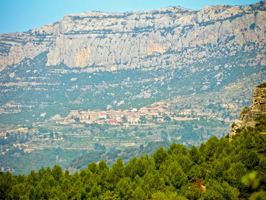 La morera de Montsant, des de la carretera d'Arbolí, a 10km