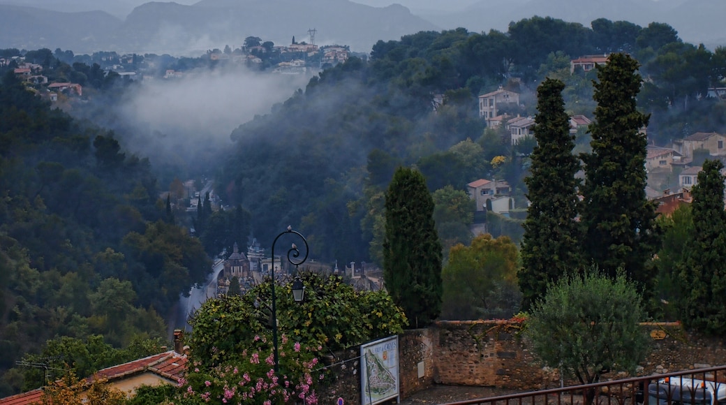 Photo "Haut de Cagnes" by villlamania (CC BY) / Cropped from original