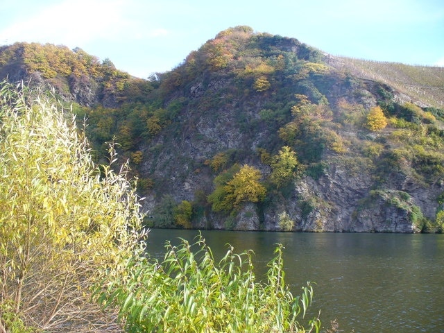 Felsmassiv an der Mosel (Rocky Cliff Face on the Moselle)