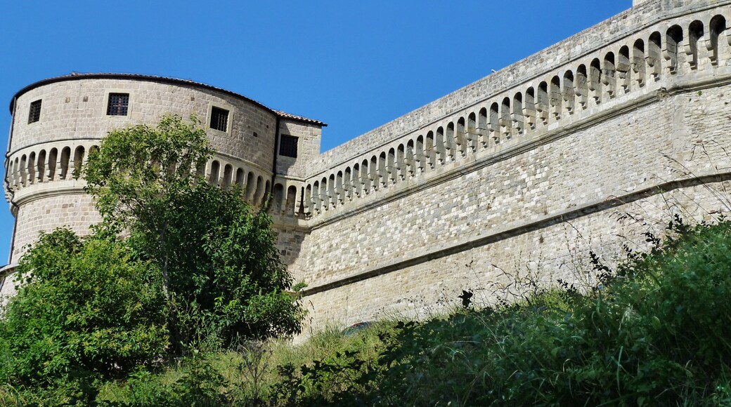 Foto "Fortezza di San Leo" di Sansa55 (page does not exist) (CC BY-SA) / Ritaglio dell’originale