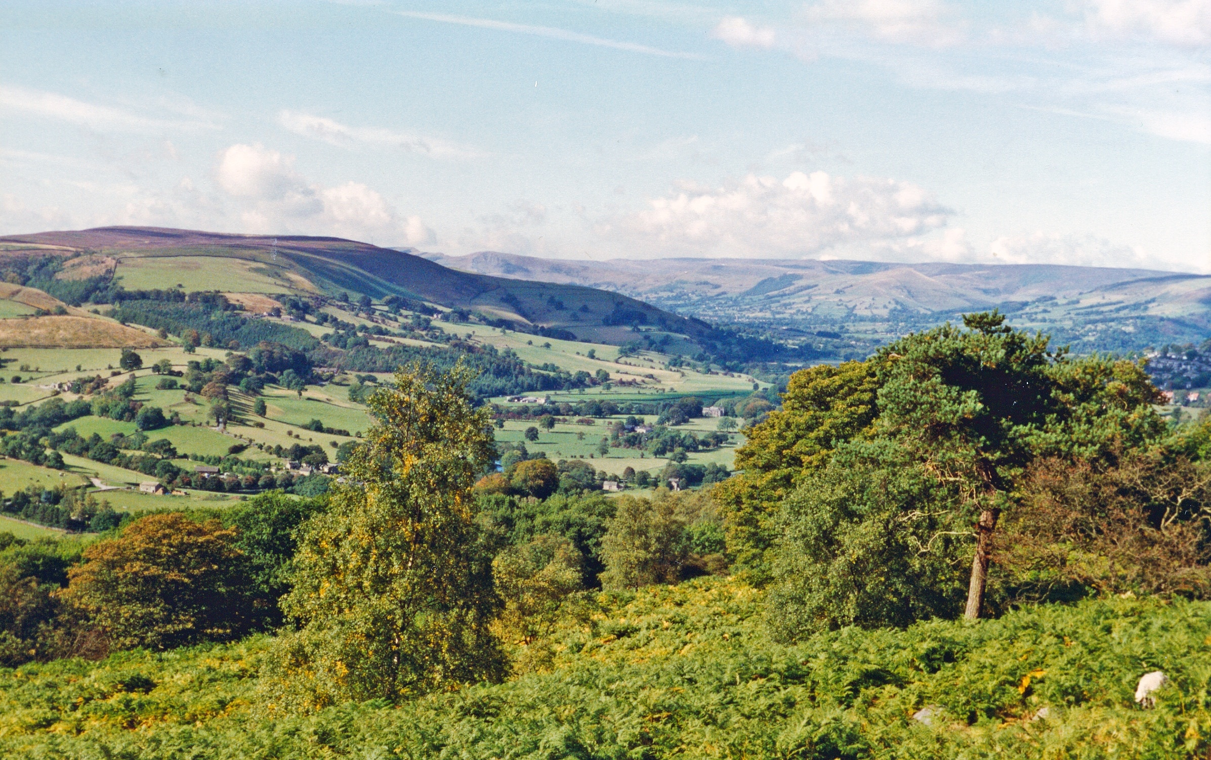 Panorama of Upper Derwent and Hope Valley from Booth's Edge, 1996. View SW from the celebrated viewpoint on the A6187. On the left is Big Moor, above Grindleford in the valley, further over in the middle is Longstone Moor and on the horizon the moors near and SW of Buxton.