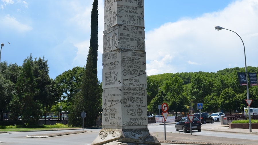 Photo "Girona, Columna a la Història de Girona" by undefined (Creative Commons Zero, Public Domain Dedication) / Cropped from original