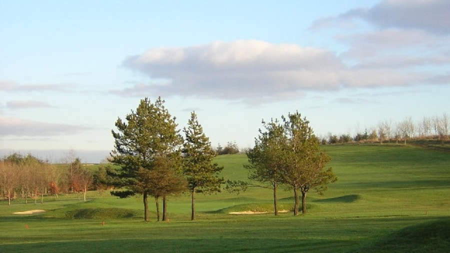 Photo "Kirkhill Golf Course." by Iain Thompson (Creative Commons Attribution-Share Alike 2.0) / Cropped from original