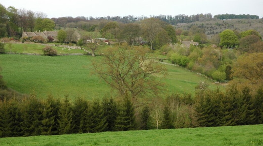 Foto „Bisley-with-Lypiatt“ von Philip Halling (CC BY-SA)/zugeschnittenes Original