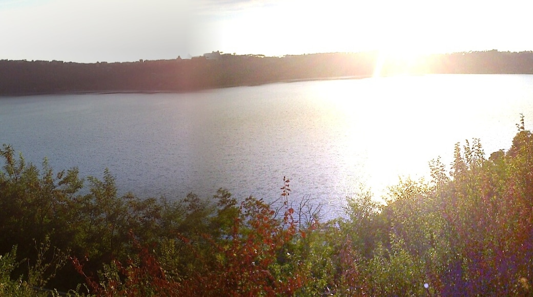 Foto “Lago Albano” tomada por racchio (CC BY-SA); recorte de la original
