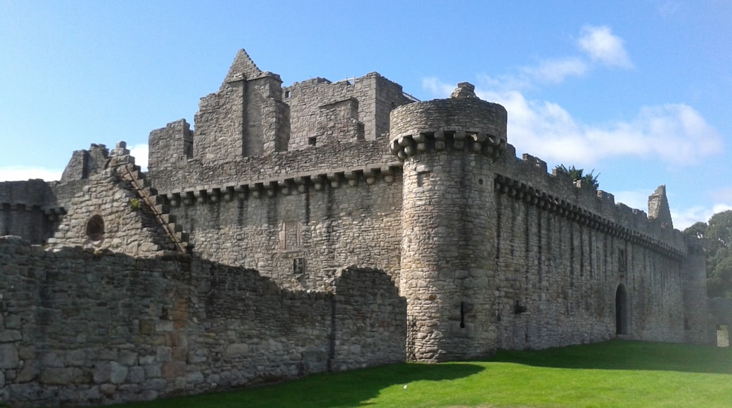 Foto "Castillo de Craigmillar" por Ashok2452 (page does not exist) (CC BY-SA) / Recortada de la original