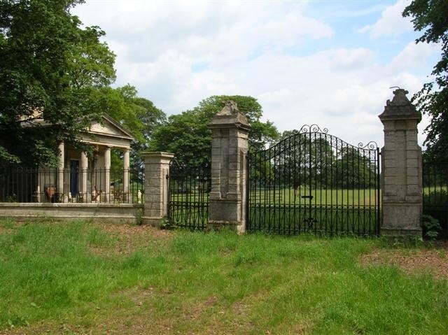 Photo "Kirby Hall" by DS Pugh (CC BY-SA) / Cropped from original