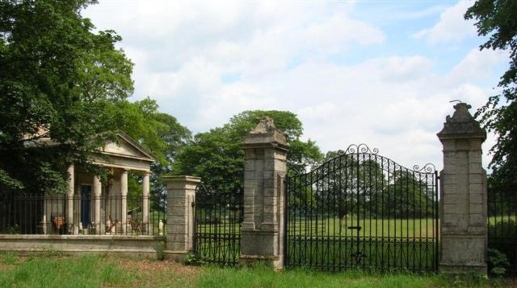 Photo "Kirby Hall" by DS Pugh (CC BY-SA) / Cropped from original