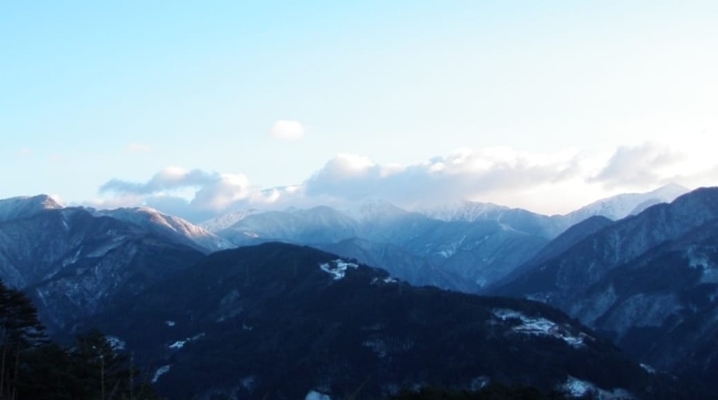 Photo "Akaishi Mountains" by 遠山郷..菅原槙一 (CC BY-SA) / Cropped from original