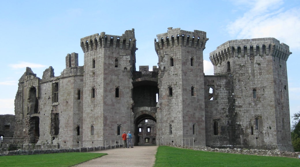 Foto „Raglan Castle“ von Tyssil (page does not exist) (CC BY-SA)/zugeschnittenes Original